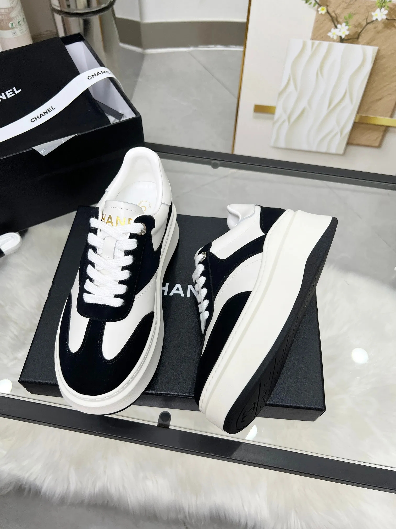 👟👟Ex-factory price 480👟👟 CHANEL 25C spring and summer new sports shoes official website is available at the same time ❤️ Counter out-of-stock kings. Major bloggers are recommending new styles on social days. This season’s new styles are simply eye-catching and look great on the feet. The casual casual sports style is refreshing and natural, interpreting Chanel’s fashionable femininity. The overall customization makes all sports models on the market at that time obsolete. This series is now available for sale! The upper is made of custom imported pebbled calf leather ➕ custom frosted calf leather. The lining is made of original one-to-one professionally customized mesh. Hardware accessories. Original full set of molds (not common in the market). Original custom molded TPU combination outsole. Height 4 cm. Women's size 35-39.